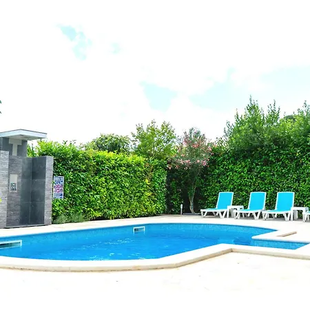 Pool Retreat Pula