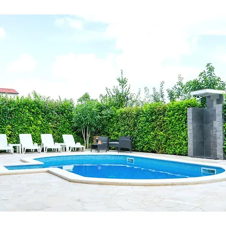 Pool Retreat Apartment Pula