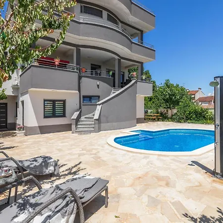 Apartment Pool Retreat