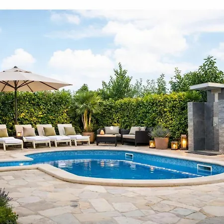 Pool Retreat * 풀라