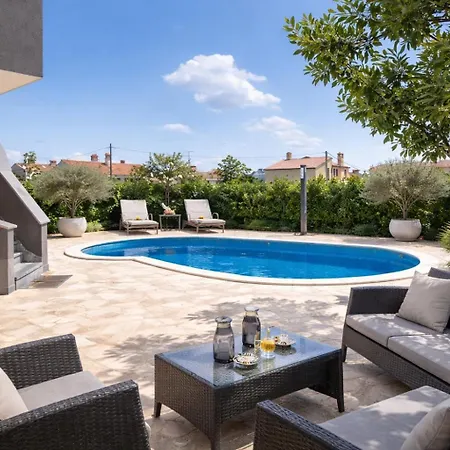 Apartment Pool Retreat